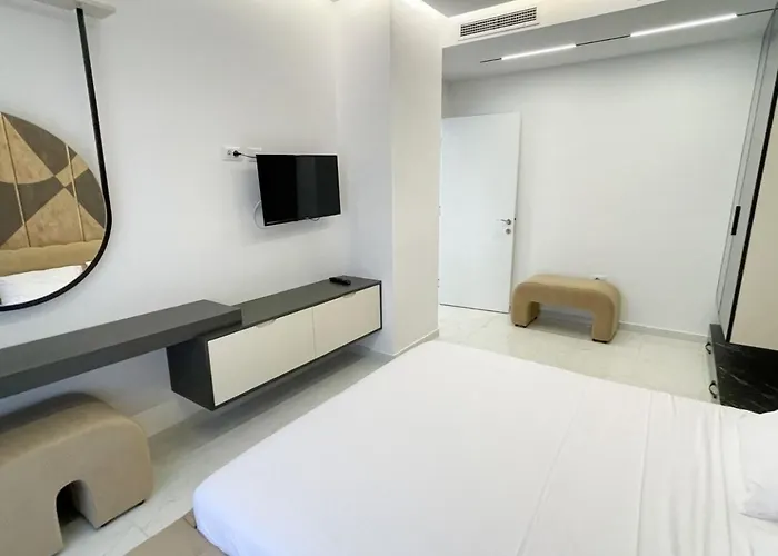 Oasis In Astir Pensión Tirana