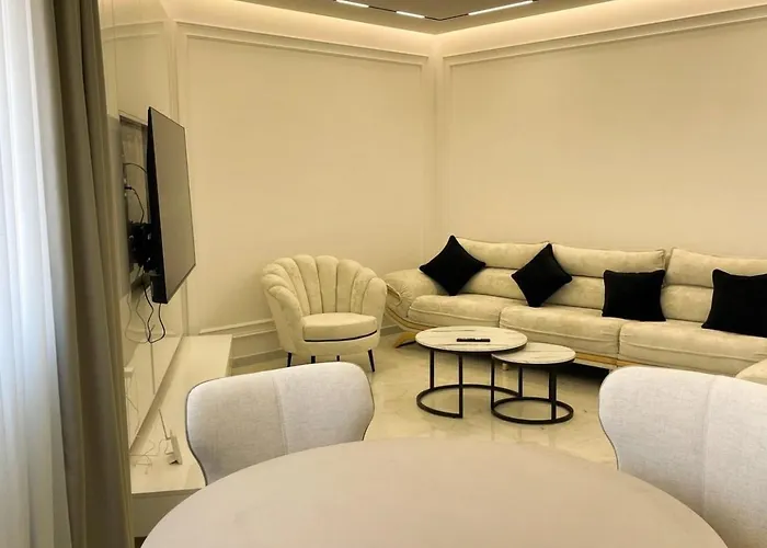 Pensión Oasis In Astir Tirana