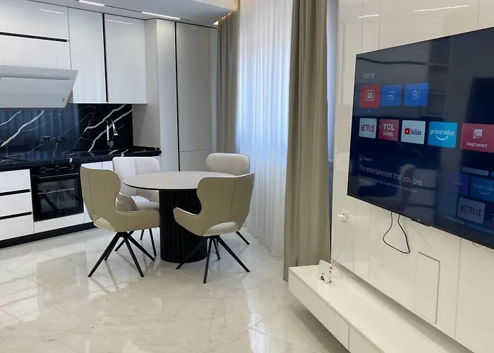 Pensión Oasis In Astir Tirana