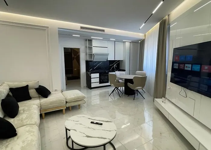 Pensión Oasis In Astir Tirana